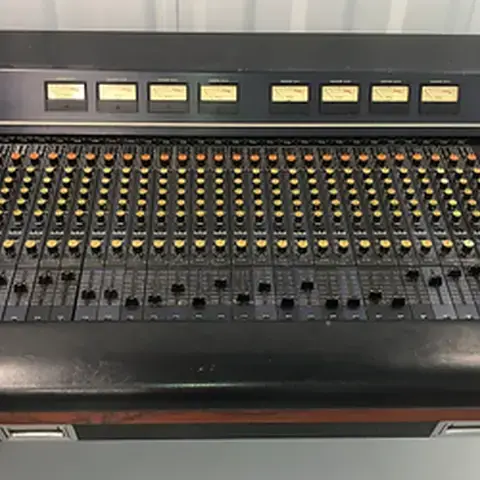 32 channel Yamaha PM-1000 console